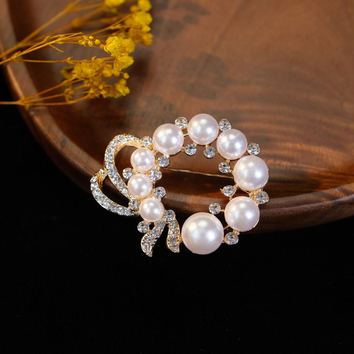 

Брошь из высококачественного европейского и американского жемчуга и страз - булавка от оголения и аксессуар с пряжкой из сплава