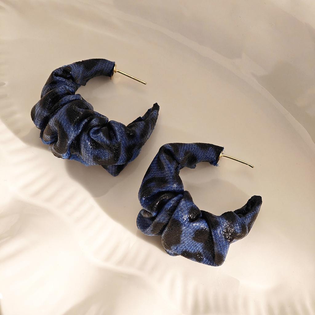 Autumn And Winter Leopard Print C-Shaped Atmospheric Pleated Earrings Women'S, Hong Kong Style Light Luxury Maillard Fashion Temperament Earrings