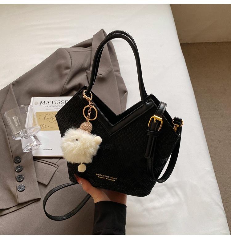 Niche design bag women's new high-end retro shoulder messenger bag portable commuter bucket bag