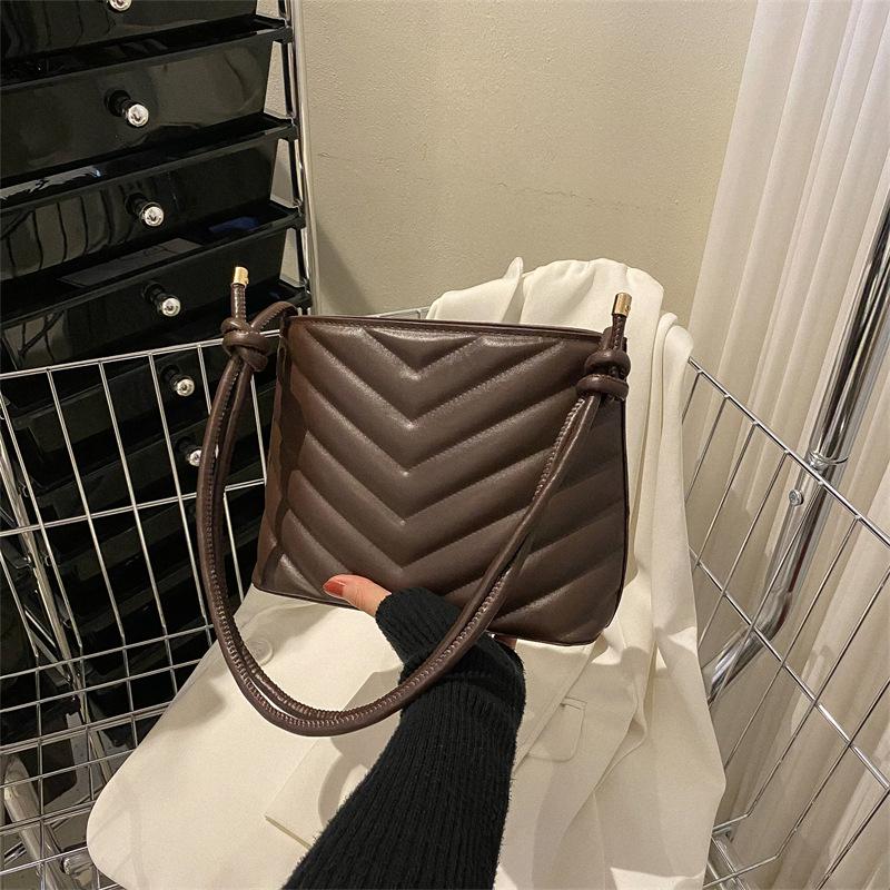 

Internet celebrity small bag armpit women s bag 2024 new fashion trend autumn bucket bag women s shoulder messenger bag темно-коричневого кольору