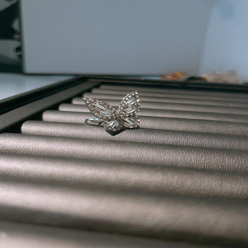 Trendy Nevyblednoucí Prsten s Dutým Motýlem - Exagerované Módní Šperky na Ruku