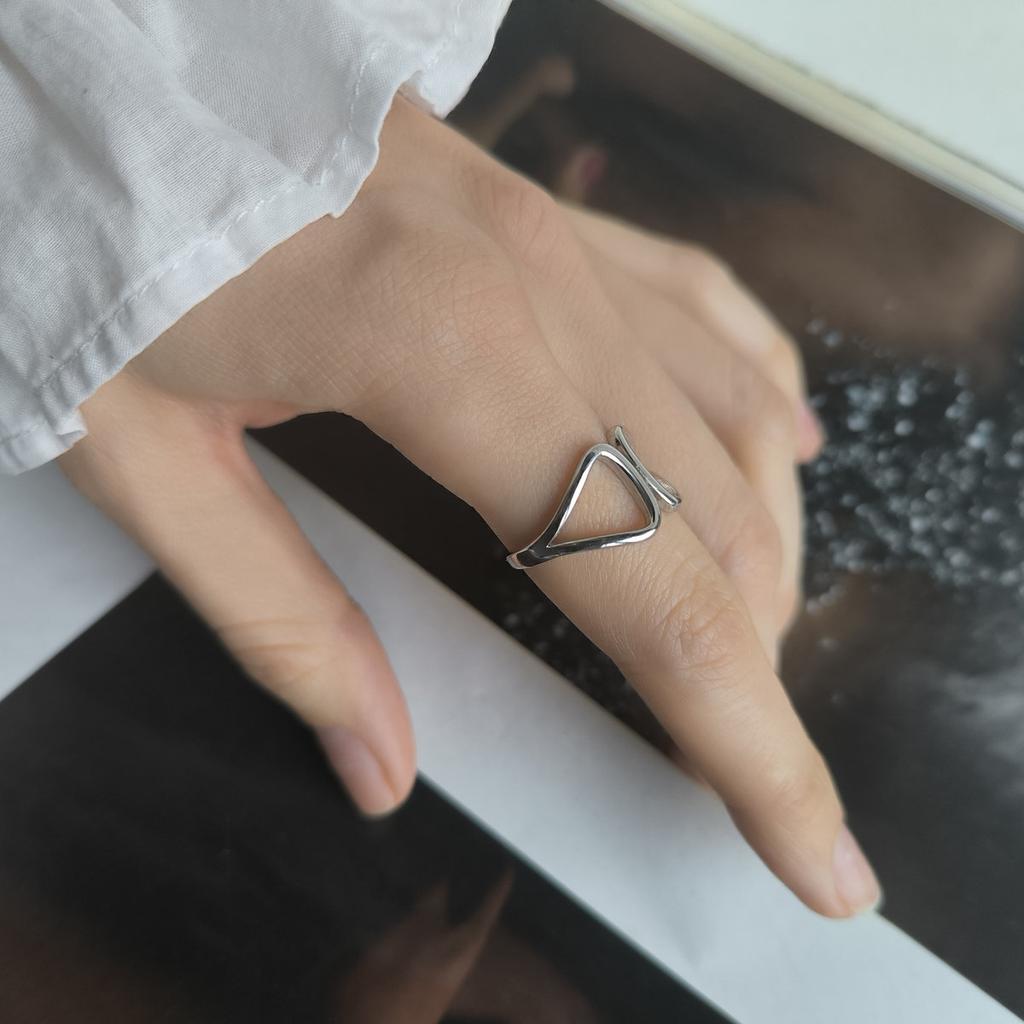Серебряное кольцо с без камней, вес изделия 1,32 гр (2199144)