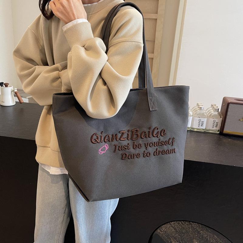 2024 autumn and winter new bag women's large-capacity handbag portable gift bag commute to school to work simple and fashionable