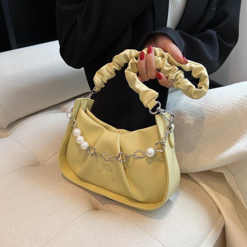 Today's Popular Bags Are Women's New Niche Pleated Cloud Bags, High-end Versatile Chain Messenger Bags.