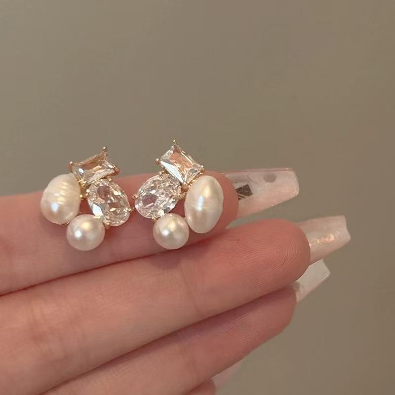 Boucles d'oreilles Fleur Géométrique Élégantes: Clous luxueux et polyvalents pour femmes