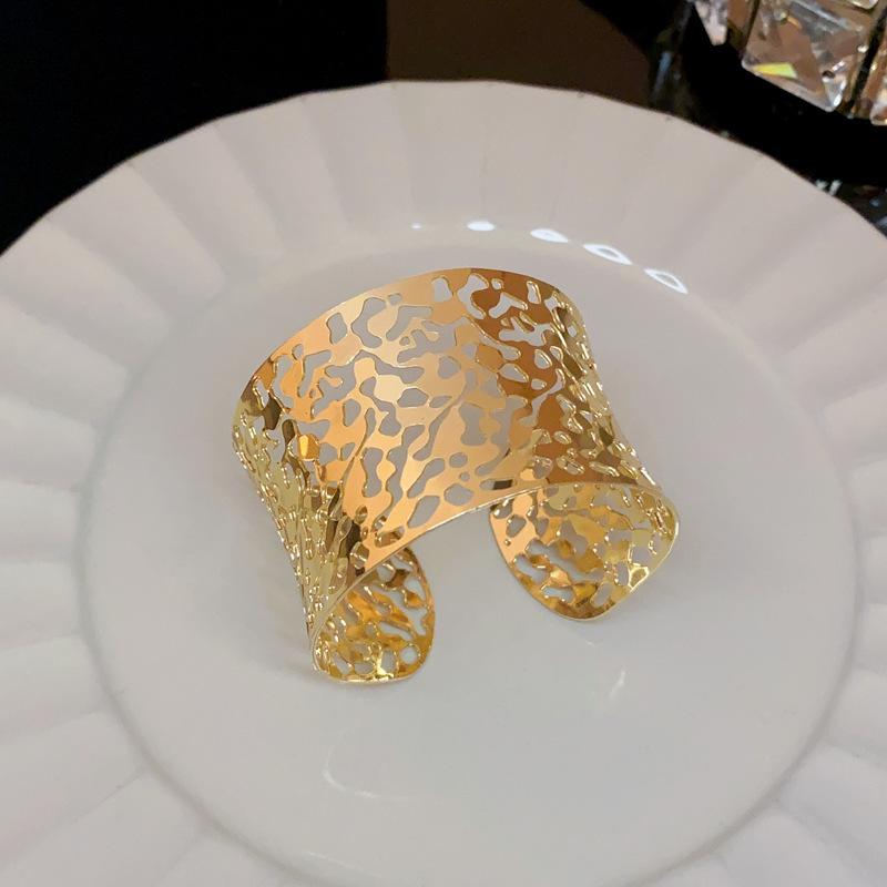European and American Metal Flower Bracelet Exaggerated Niche High-end Bracelet Arm Ring Design Temperament Jewelry