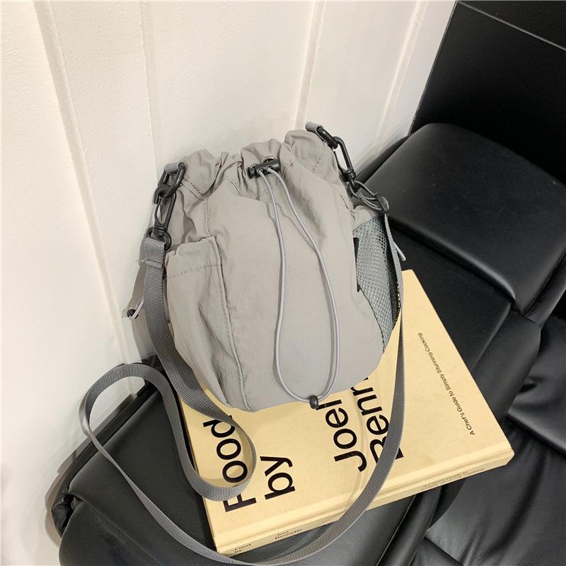 Niche design sense drawstring bucket bag outdoor sports leisure fashion versatile bag messenger bag women