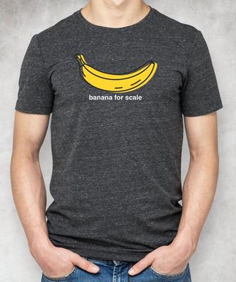 Banane zum Größenvergleich Lustiges T-Shirt Klassisches T-Shirt