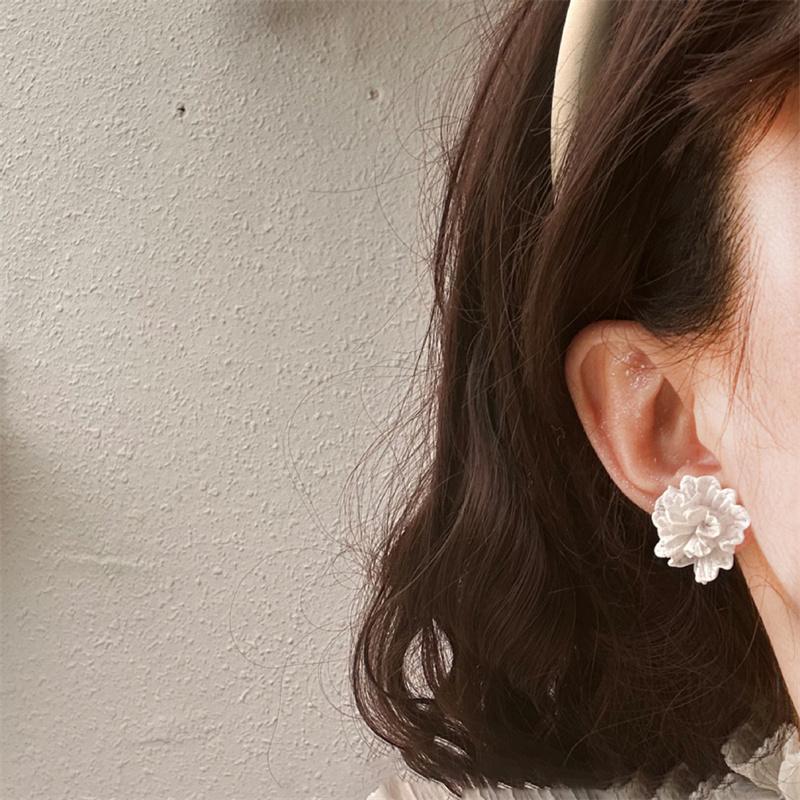 

‘1Pair New Big White Flowers Stud Earrings For Women Personality Fashion Unique Design Wedding Jewelry Birthday Gift