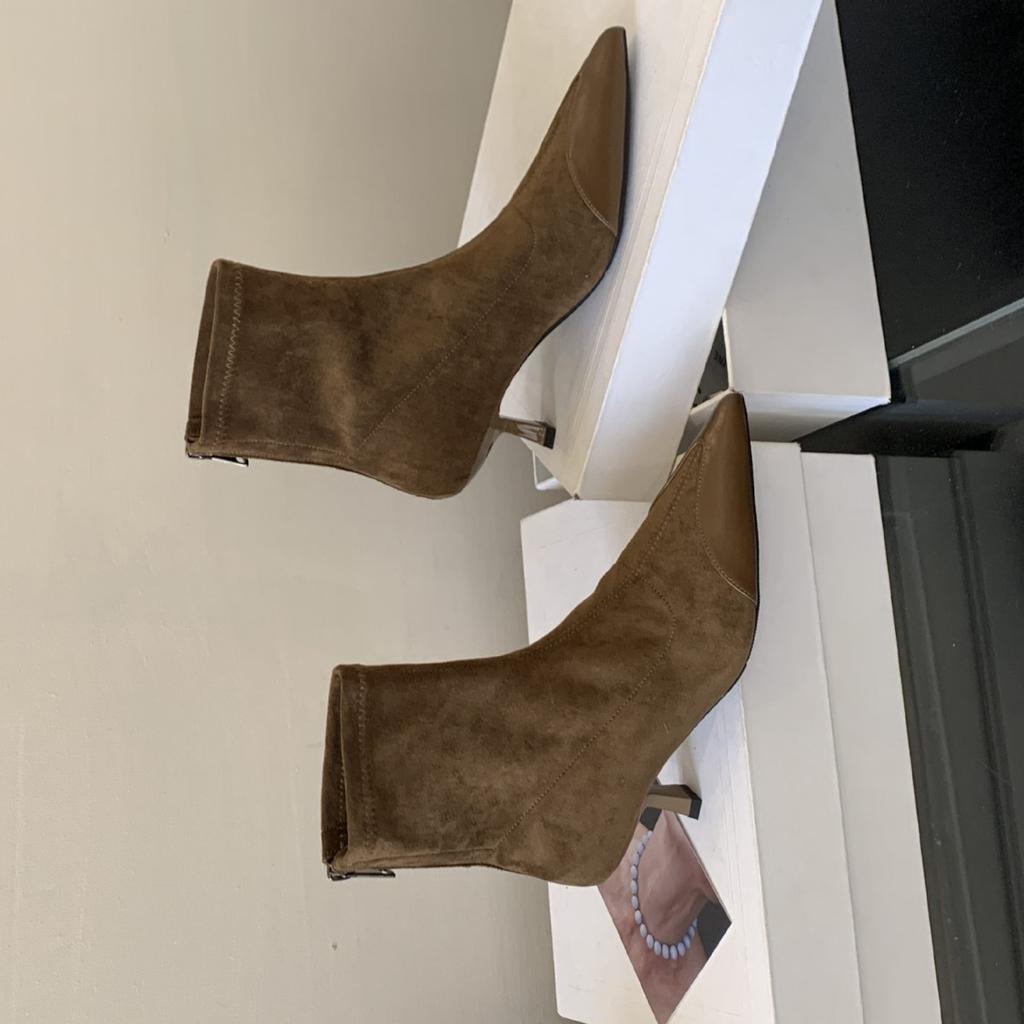 2025 New Korean Version Pointed Head Shallow Mouth Splicing Rear Zipper Low Tube Thin Martin Women's Short Boots