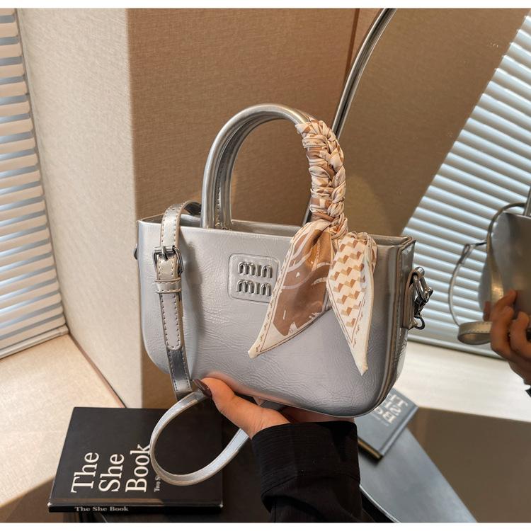 

Модная маленькая женская портативная весенняя новая модная универсальная сумка-мессенджер изысканная маленькая сумка серебряный