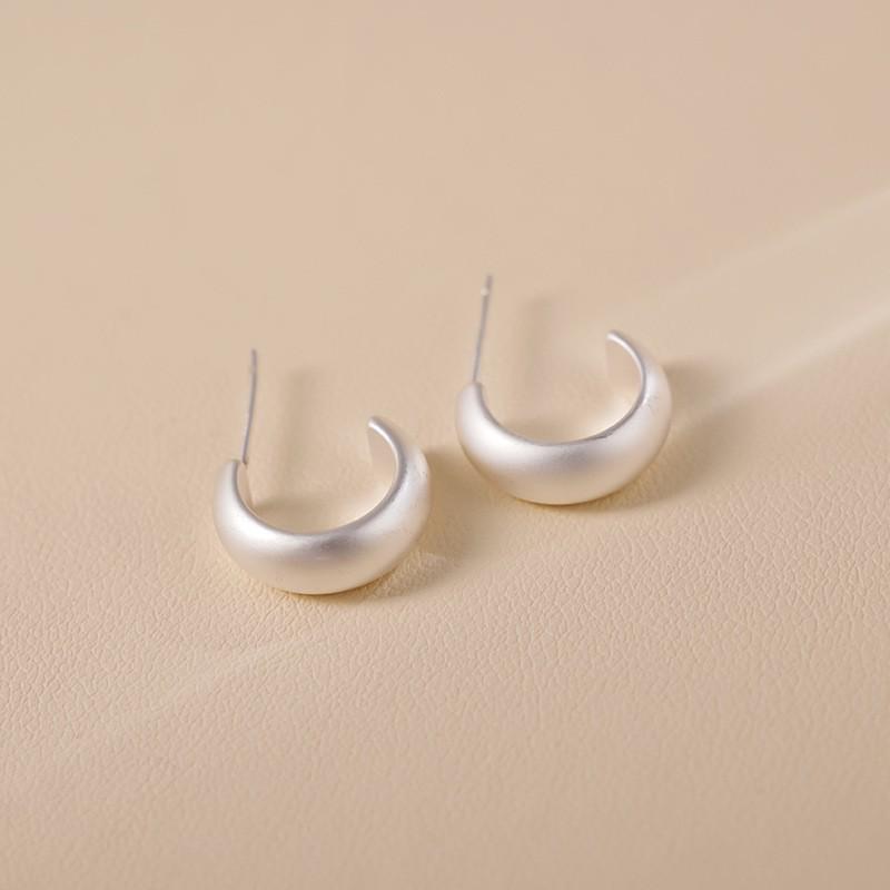 Chic No-Pierce Smooth Ear Clip Earrings for Women – Trendy & Versatile