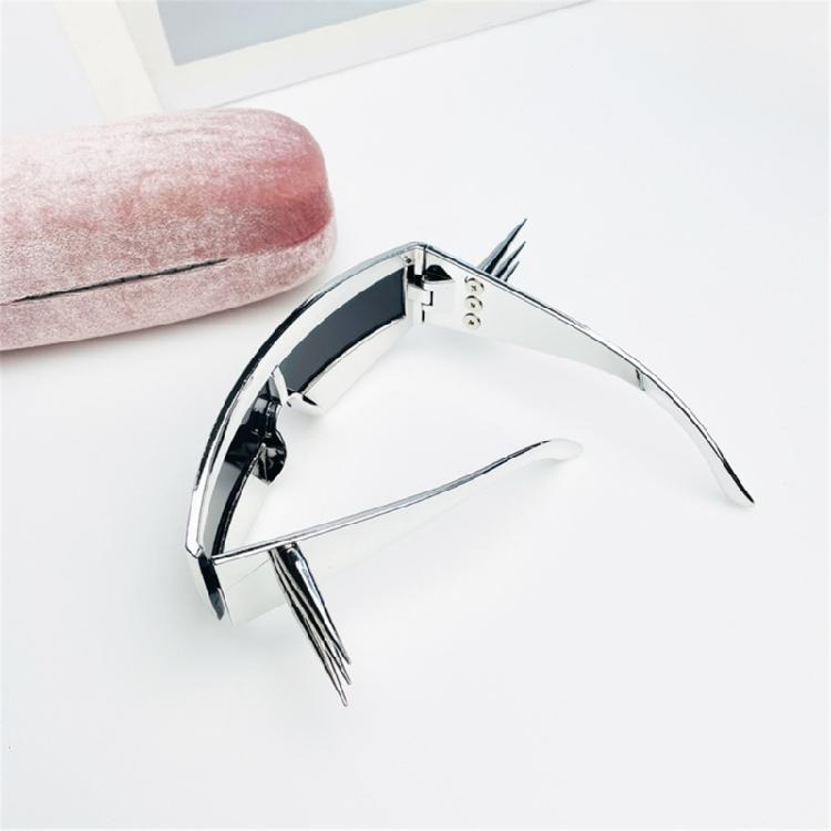 Mutige Punk-Style Sonnenbrille mit Nieten-Detail PC-Rahmen Sonnenfilter Unisex Augenschutz Ausrüstung für Damen und Herren