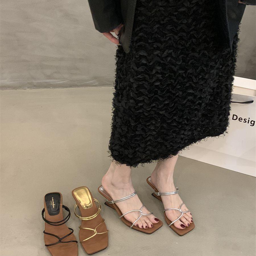 

Niche design slope heel cool slippers outer wear women s shoes summer 2025 new retro thin strap Roman sandals 40 серебряный