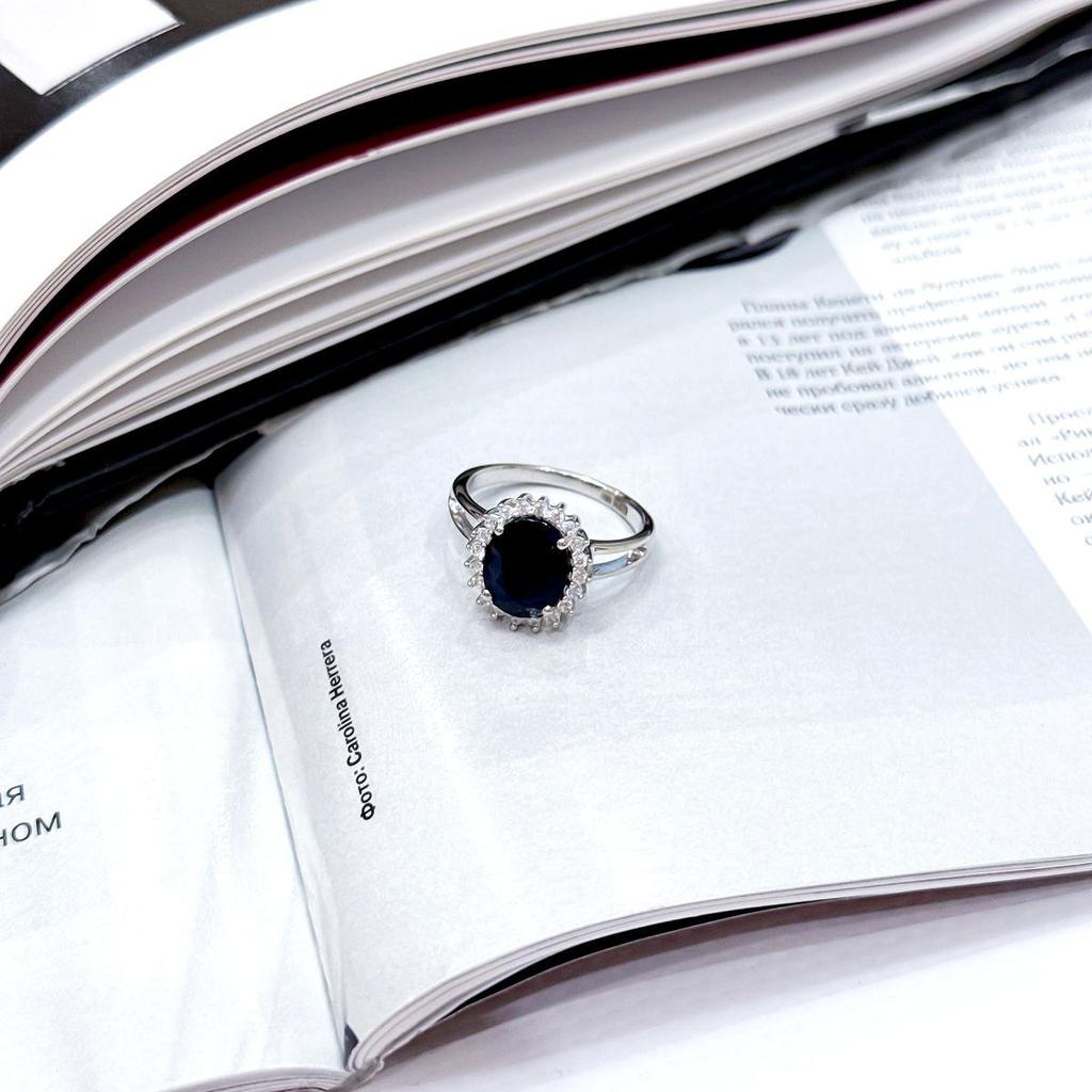 Серебряное кольцо с натуральным сапфиром, фианитами, вес изделия 3,36 гр (2168751)