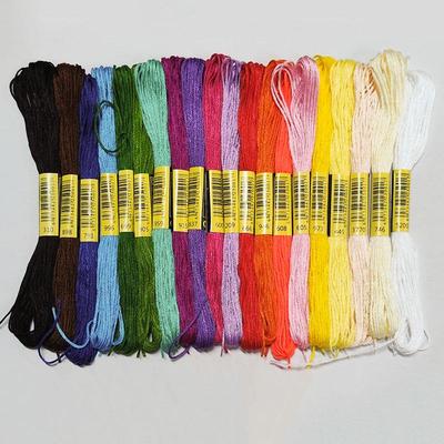 Filo per Ricamo Punto Croce: Filo singolo da 8 m, 6 capi, 447 colori, 1 kg per lavori a mano.