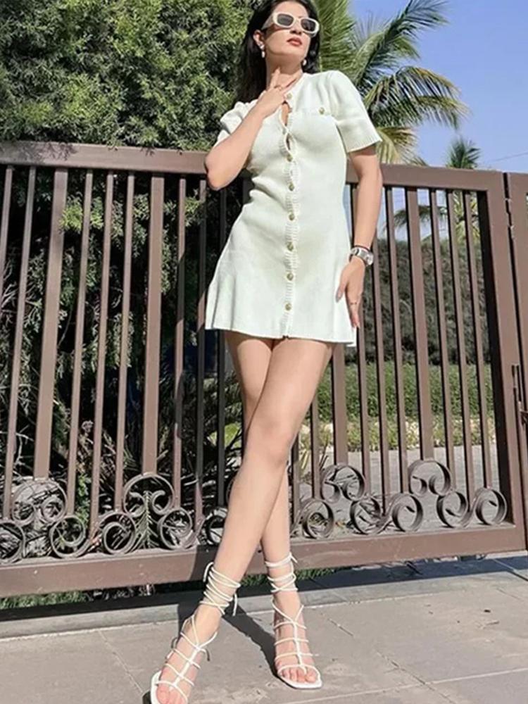 Pletené jednořadé letní falešné kapsy s výstřihem do O-kroju, krátké rukávy, áčkové bílé kancelářské minišaty