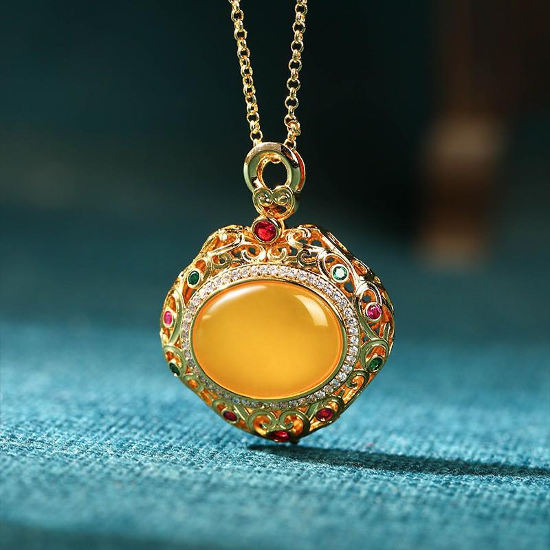 Aieryuan Chinese Auspicious Cloud Agate Cabochon Necklace with Ruyi Openwork and Gilded Gau Box