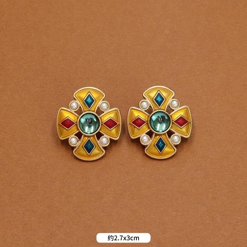 Autumn and winter niche French retro court enamel stud earrings femininity fashionable personality exaggerated Hong Kong style small fragrant ear