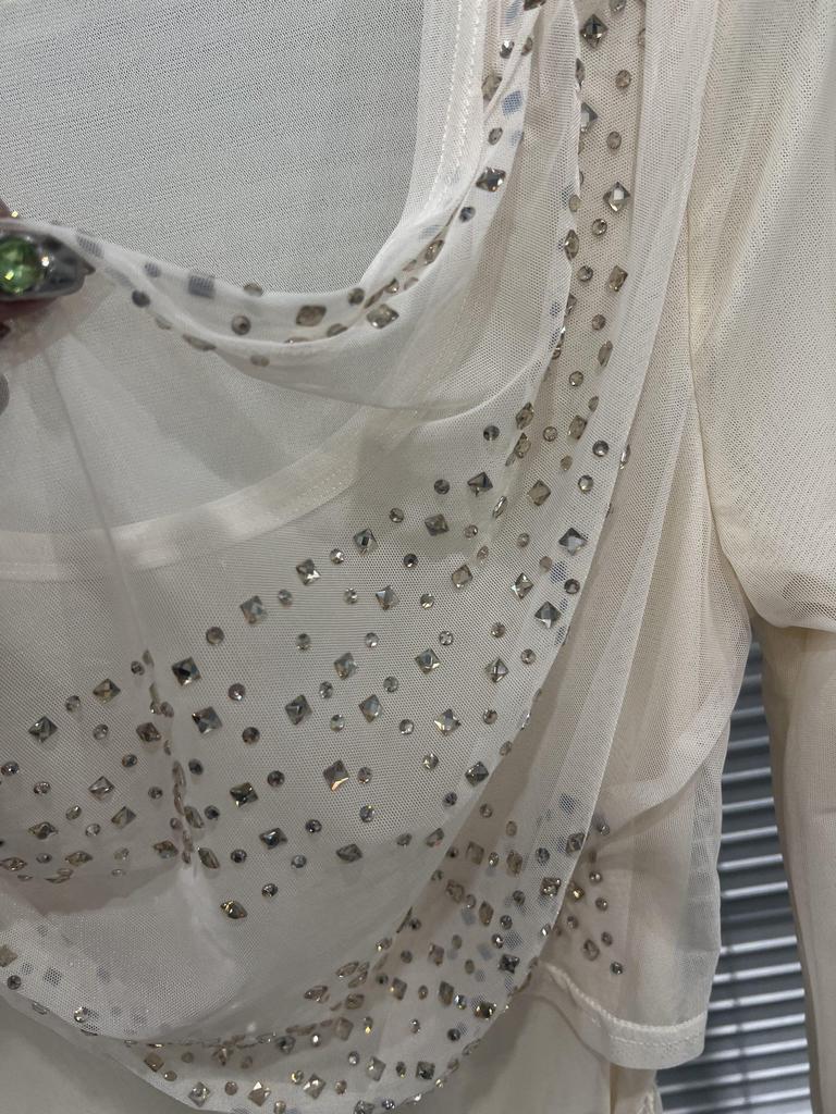 Camiseta de Manga Murciélago con Pedrería Otoño/Invierno 2025: Elegante Top Ajustado para Mujer