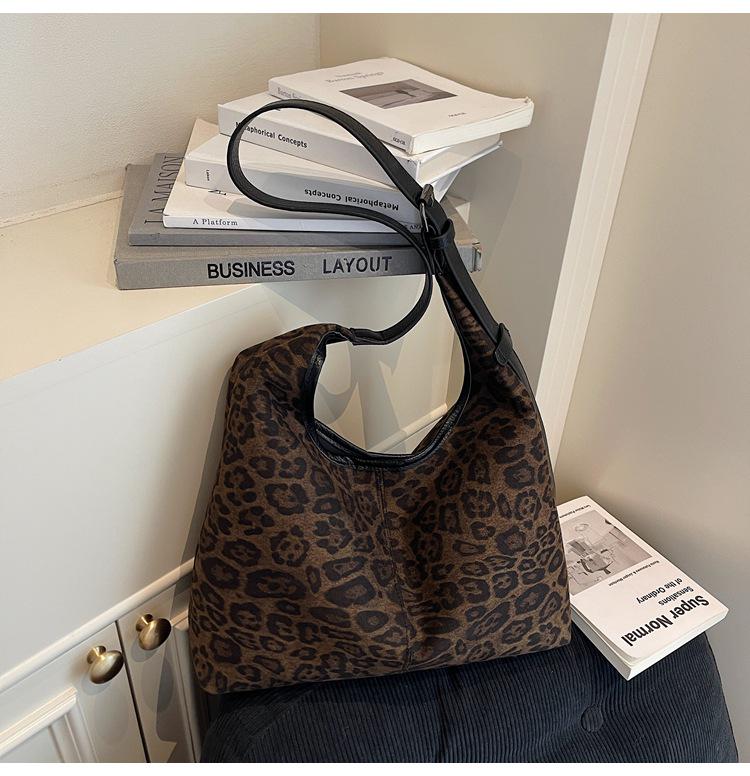 

Leopard Print Women s Crossbody Bag - Large Capacity, Versatile, Textured Shoulder Bag for Work and Commute 35x12x38 cm чёрный