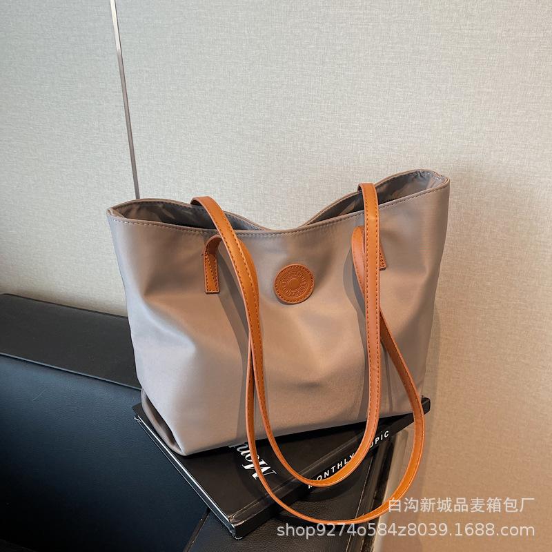 

Manufacturer approves Oxford cloth retro bag women s large capacity 2025 new autumn and winter casual shoulder bag casual commuting simple коричневый