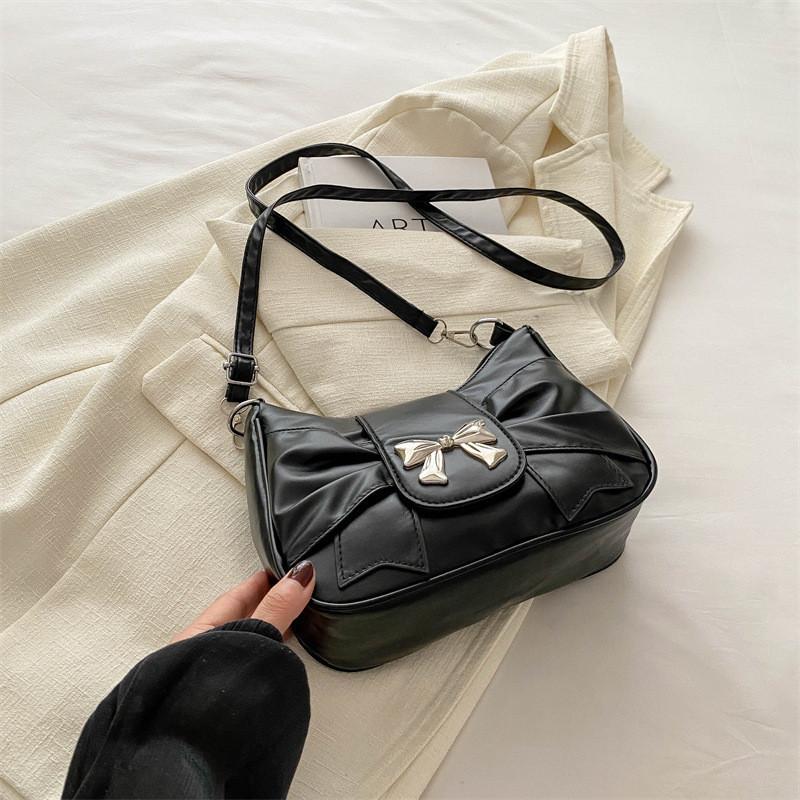 Fashionable Crescent Shoulder Bag Trendy Street Style For Women 2024 With Pleats In Black