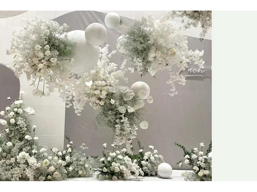 Weiße Blumendekoration für Hochzeiten Künstliche Straußornamente und Bogen-Requisiten