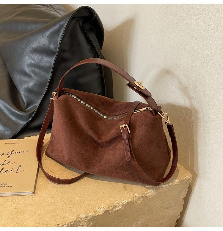 

Винтажная матовая замшевая нишевая сумочка 2025 новая универсальная женская сумка популярная сумка-мессенджер на плечо для поездок на работу