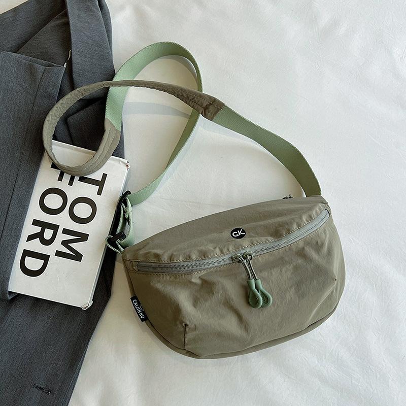 

Ultra-Light Waterproof Messenger Bag Oxford Cloth Unisex Versatile Shoulder Nylon Lightweight Practical Saddle Breast Bag зелений