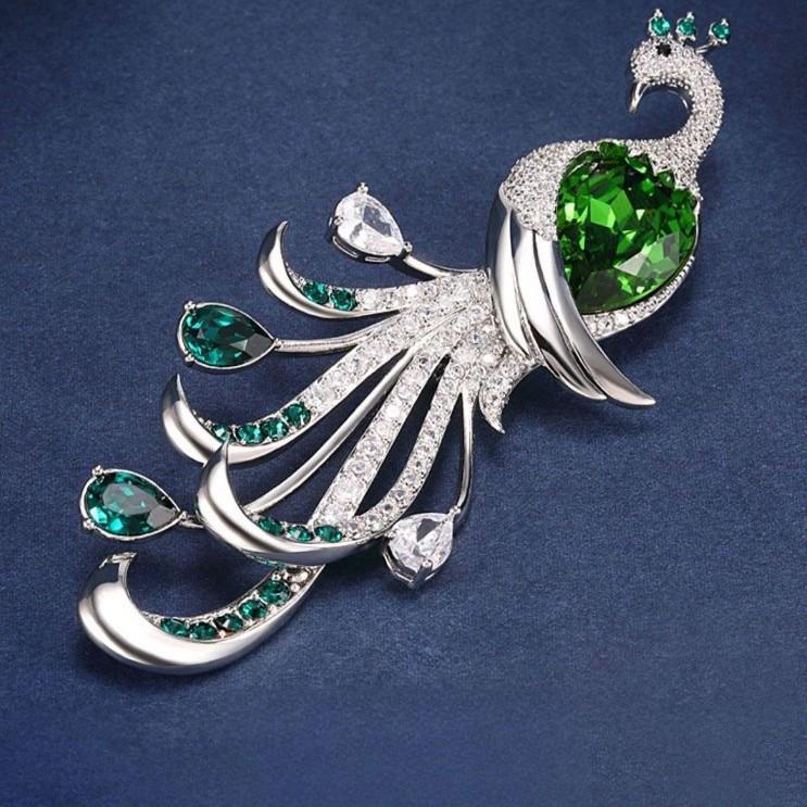 Inlaid Colored Diamond Peacock Brooch: Luxurious Retro Palace Style with Pearlescent Elegance