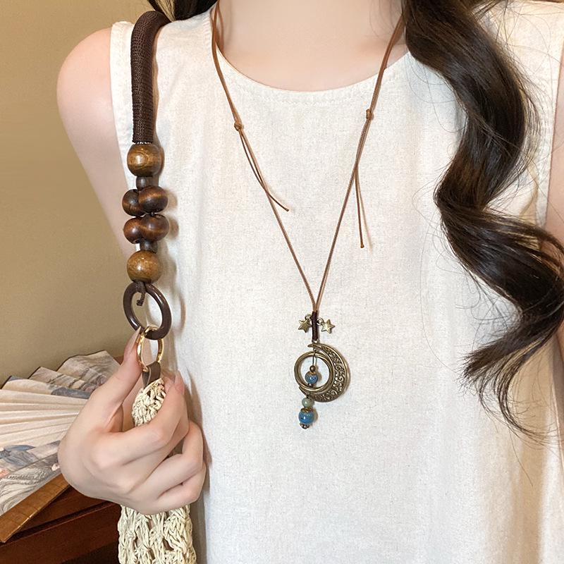 Retro Chinese Tassel Necklace: Unique Ethnic Style Women's High-End Clavicle Chain.