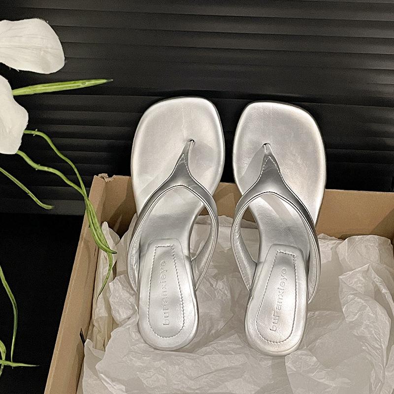 Internet celebrity white slope heel heightened flip-flops women's summer wear 2025 new skirt French cool slippers