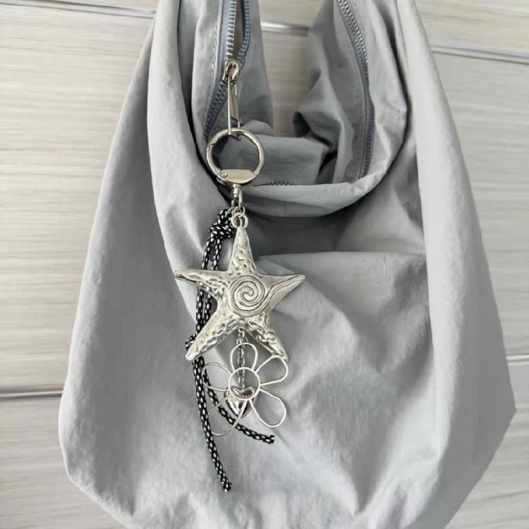 Aesthetic Flower Heart Rope Charm Multifunctional Key Ornament Fashion Bag Accessory Alloy Texture for Daily Party Wear