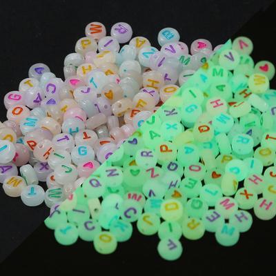 100 Stück leuchtende Buchstaben-Liebesperlen, Alphabet-Acryl-Abstandsperlen für Schmuckherstellung, DIY-Charms, Armband, Halskette