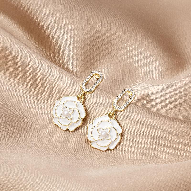 Petites boucles d'oreilles parfumées Ethos en forme de fleur de rose, style rétro, romantique, perle, camélia asymétrique