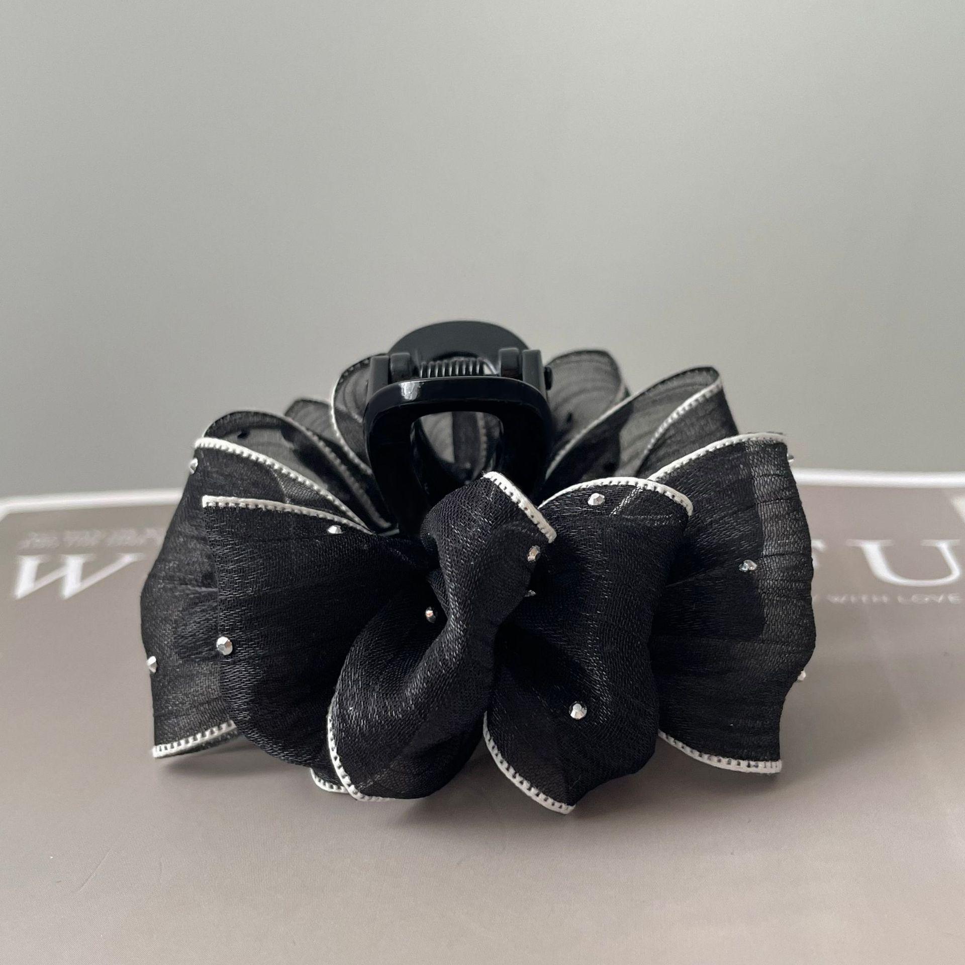 

Элегантная заколка для волос в виде акулы из гипсофилы с бантом — универсальный дизайн 2023 года