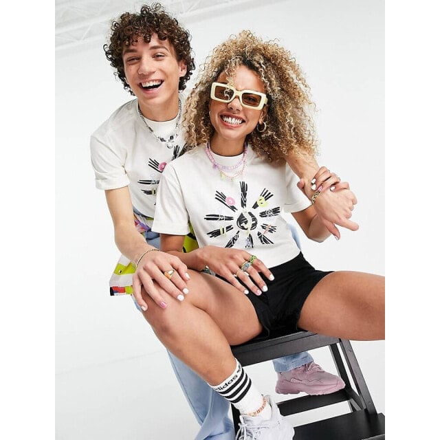 

Белая укороченная футболка с принтом adidas Originals Pride Love Unites