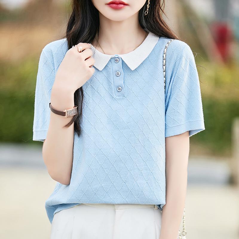 

Женский трикотажный топ с коротким рукавом и воротником поло в стиле колор-блок - Летняя коллекция 2025 S светло-синий