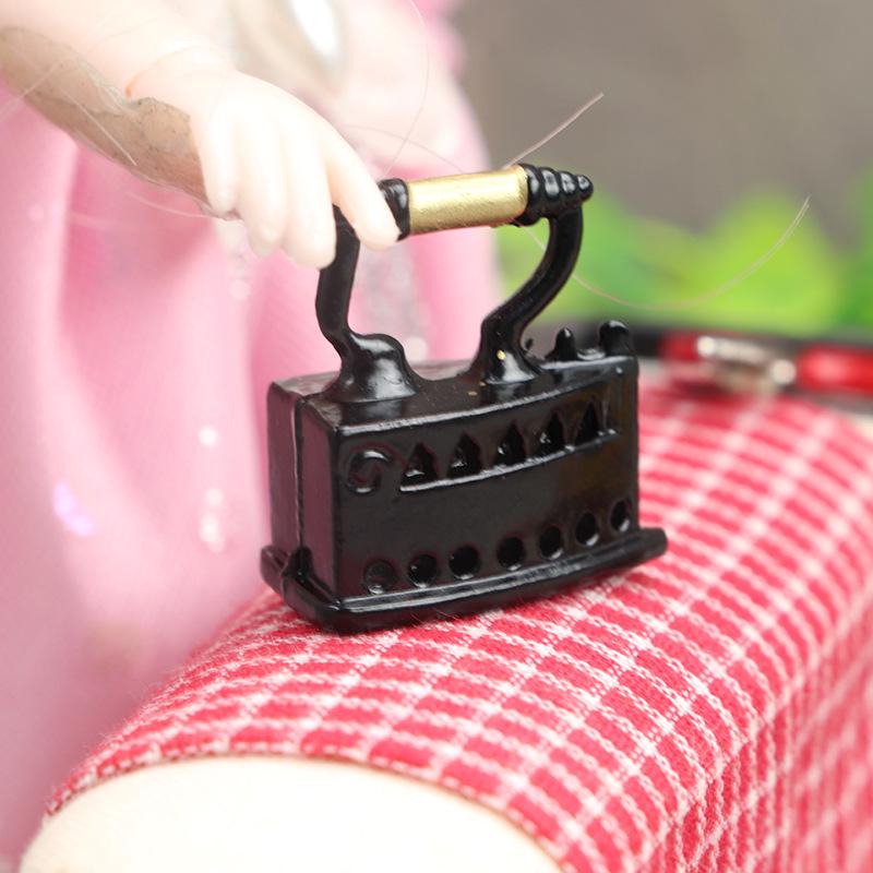1:12 Dollhouse Mini Sewing Accessories - Black Retro Iron