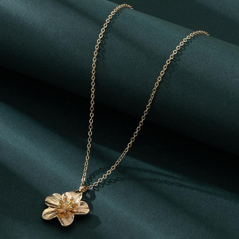 New Fashion Simple Metal Wrinkled Stereoscopic Flowers Pendant Necklace for Women Charm Temperament Clavicle Chain Party Jewelry