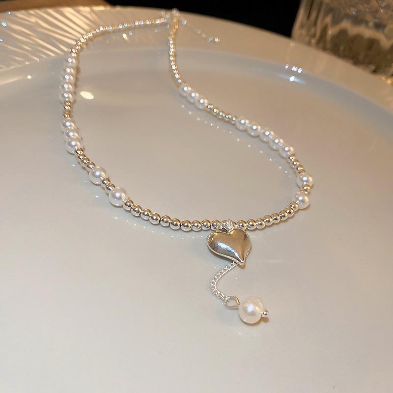 Elegancki Francuski Srebrny Naszyjnik z Perłą w Kształcie Serca - Luksusowy Łańcuszek na Kluczową Kostkę dla Kobiet
