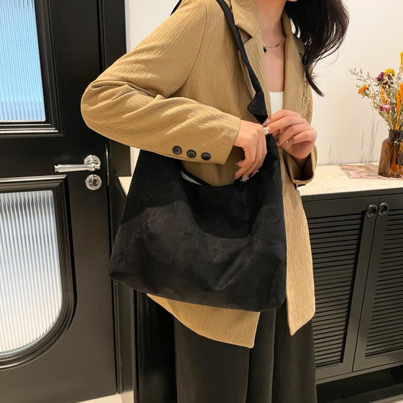 Shoulder bag European and American retro casual personalized handbag commuting simple large capacity fashion niche design tote bag