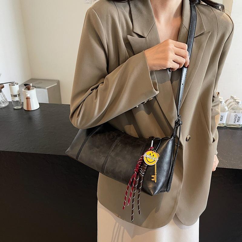 This autumn's new soft leather large-capacity casual versatile shoulder messenger bag fashionable senior commuter dumpling bag