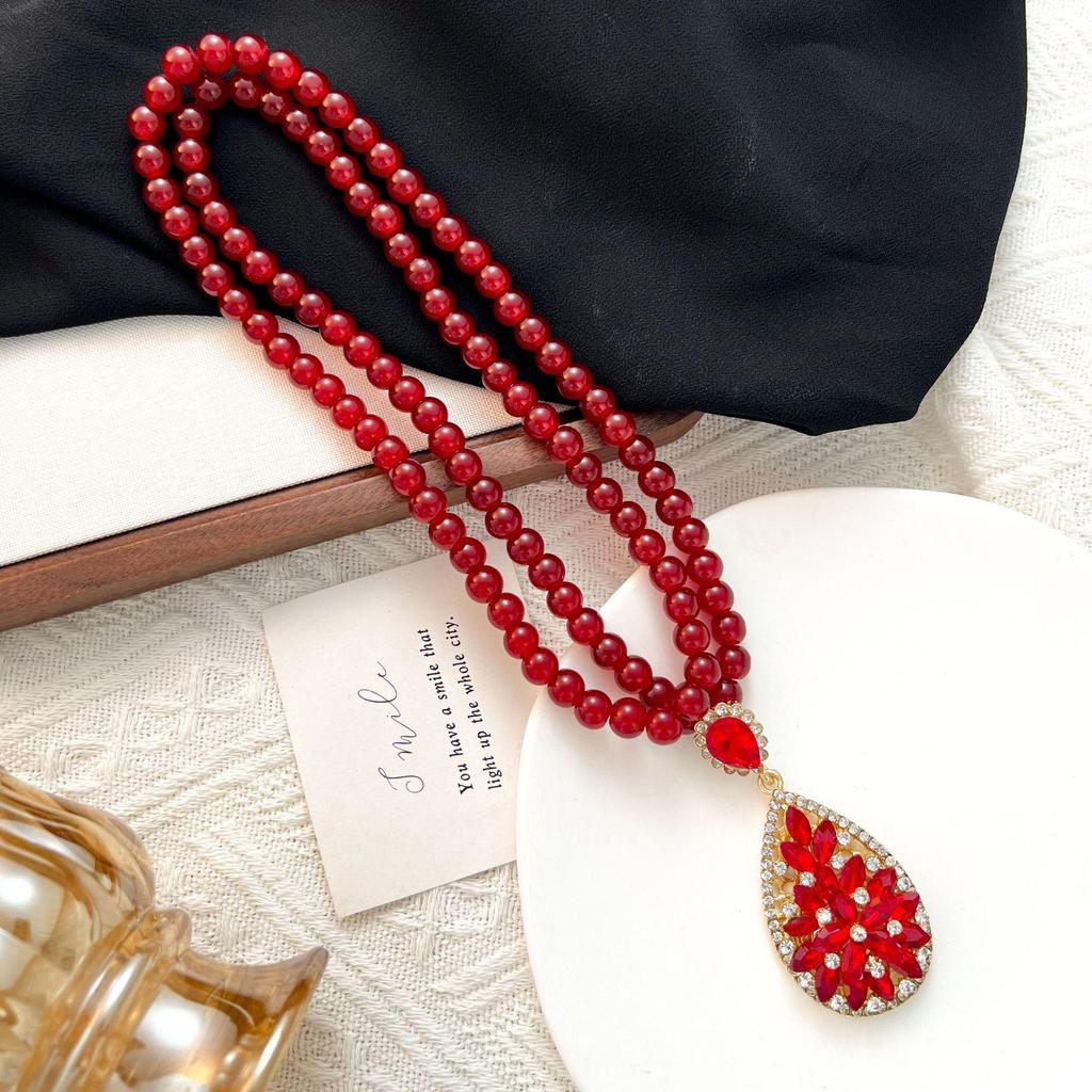 Retro Red Crystal Pendant Necklace: Versatile, High-End Fashion Accessory for Women
