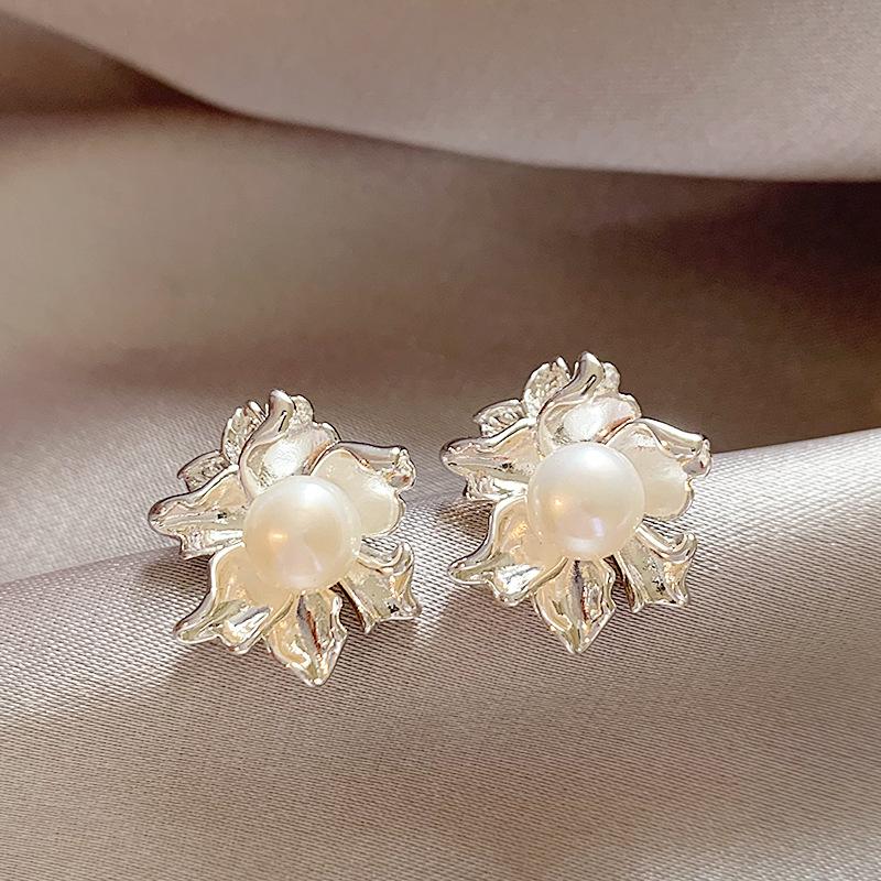 Flower pearl stud earrings niche fashion high-end earrings French retro court temperament earrings