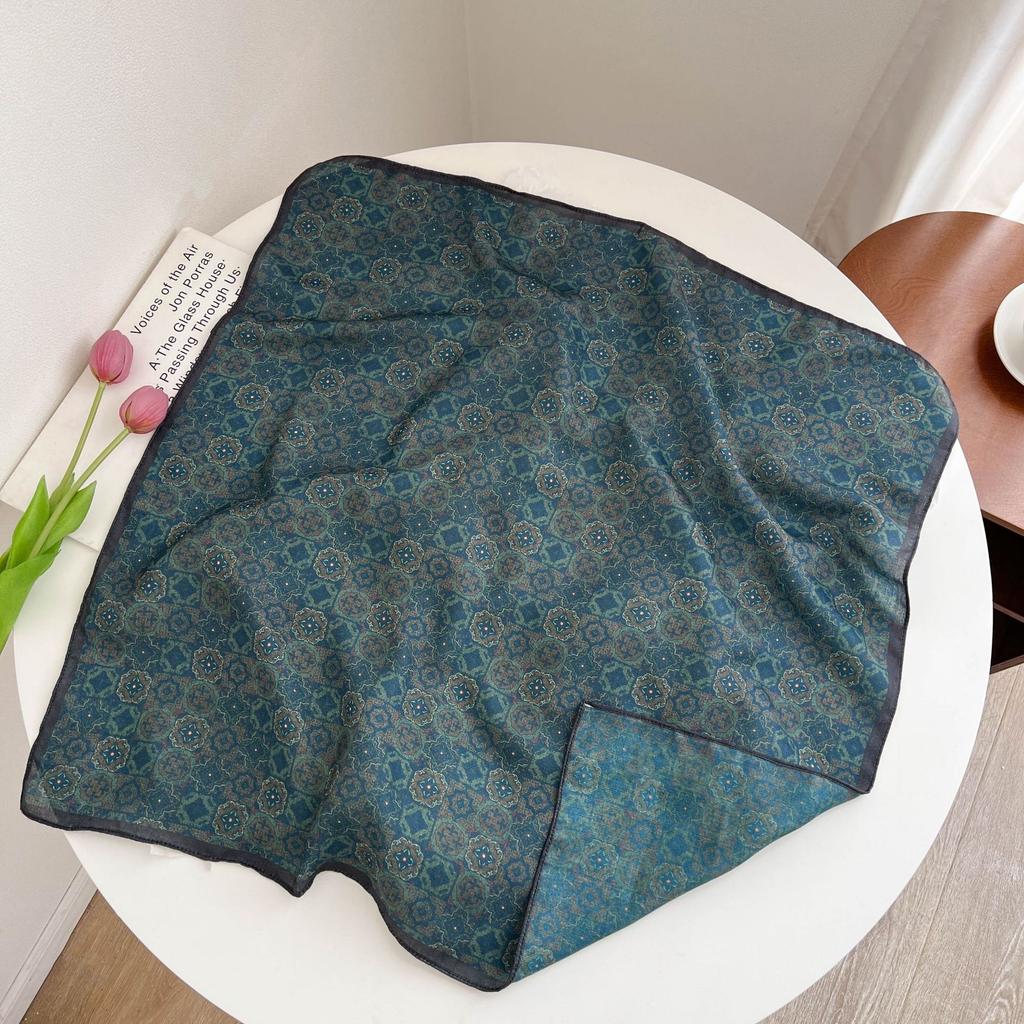 Summer new double-sided velvet scarf air-conditioned room with shawl women travel photo thin sunscreen 61 small square scarf