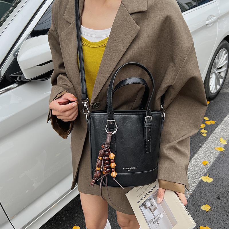 

Niche matte bag women s new autumn and winter shoulder messenger bag high-end retro portable bucket bag чёрный