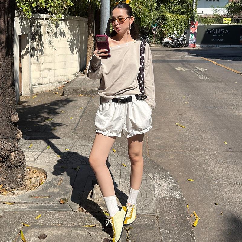 

Street Fashion With Studded Leather Belt And Bloomers Shorts S білий