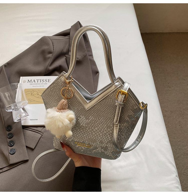 Niche design bag women's new high-end retro shoulder messenger bag portable commuter bucket bag